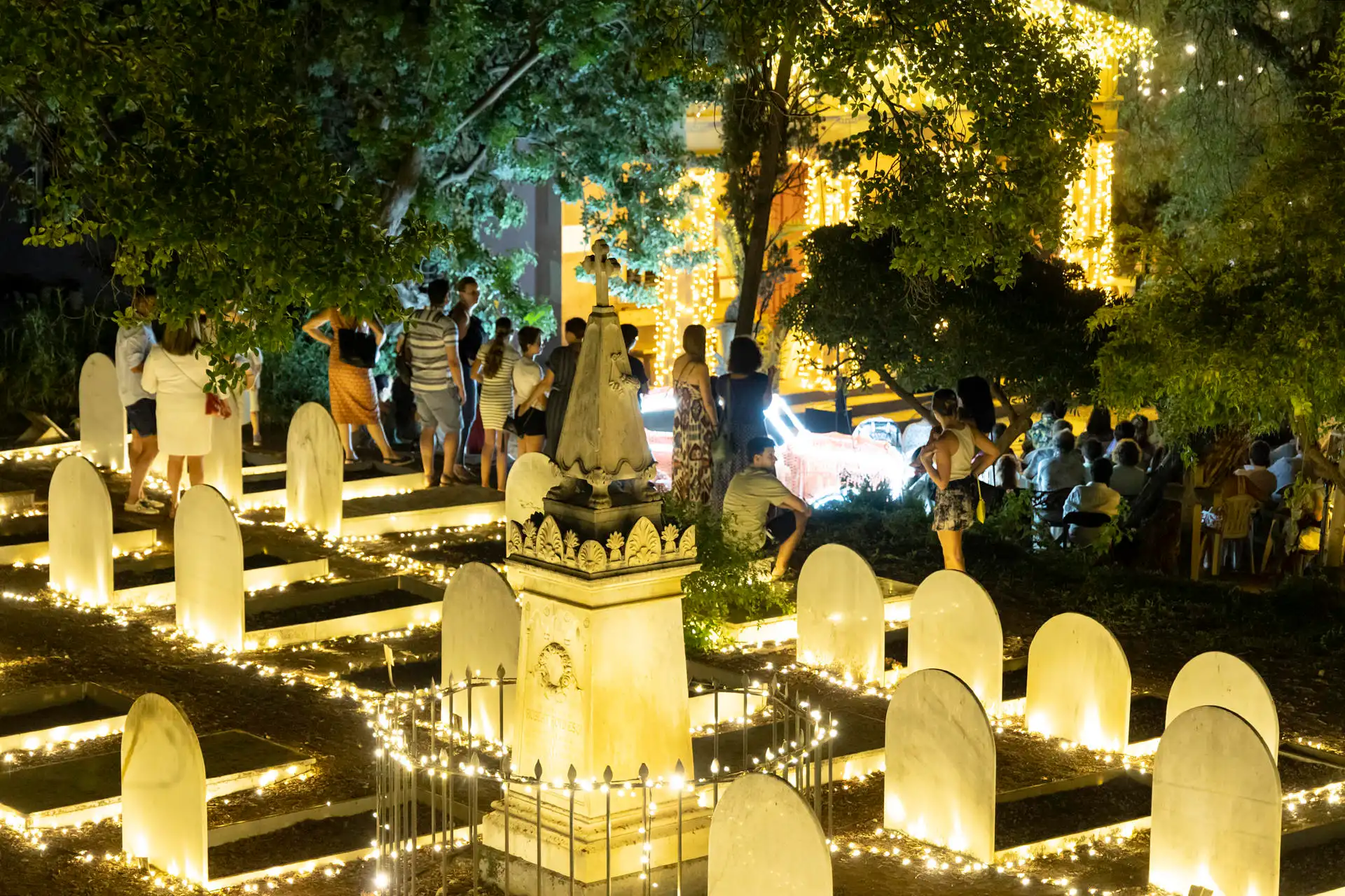 De Engelse begraafplaats in Malaga versierd met kerstverlichting
