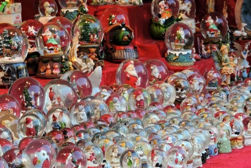 Weihnachtsdekoration auf dem Weihnachtsmarkt in Benalmadena