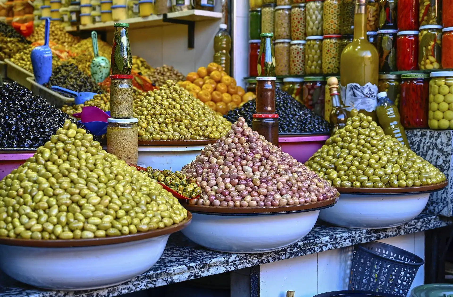 Oliven- und Gurkenstand auf dem Markt von Benalmadena