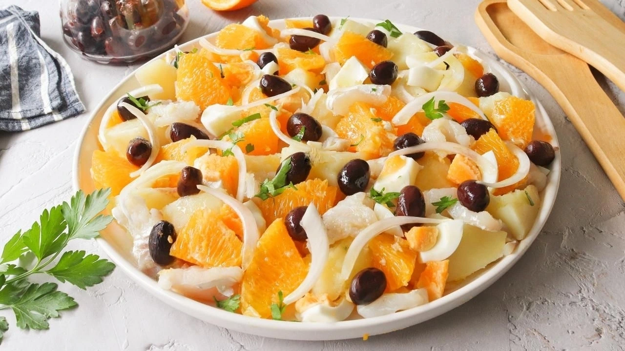 Ensalada malagueña, un misto di baccalà, arancia e olive