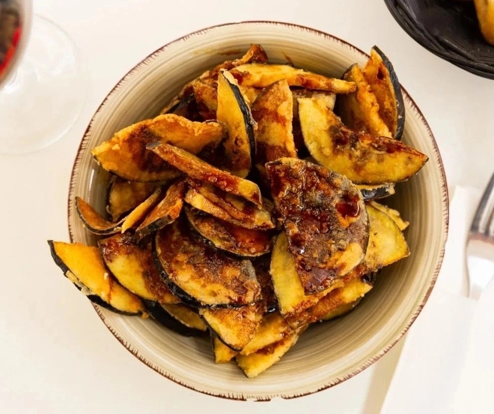 Melanzane fritte, piatto tipico di Malaga, croccanti e gustose