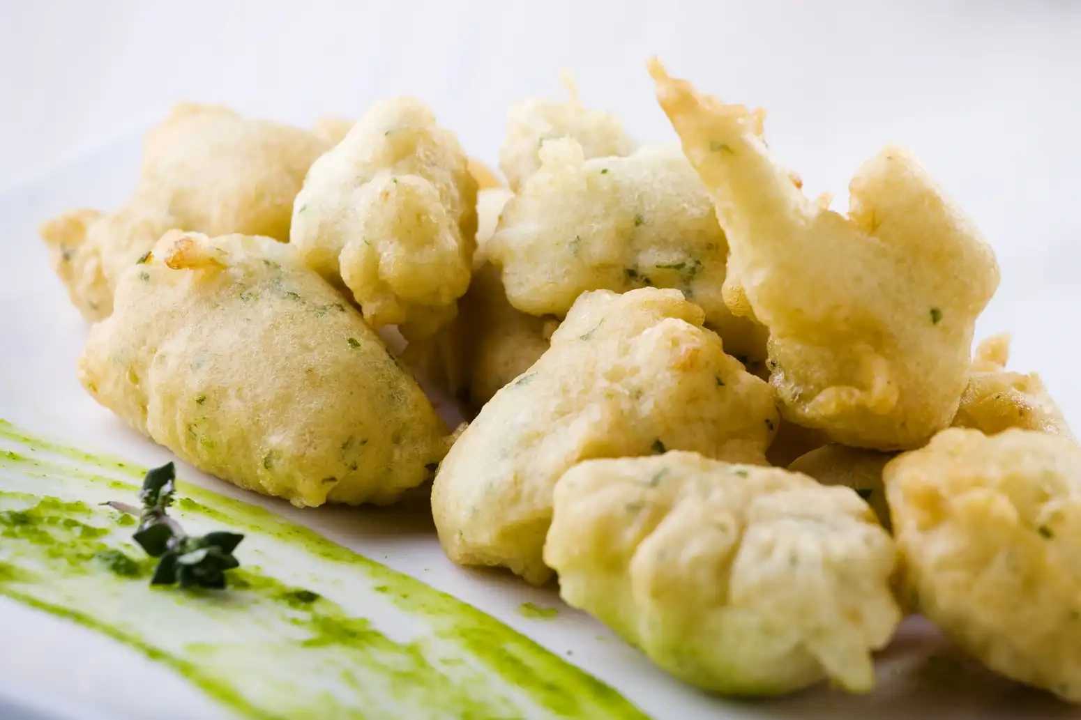Tortillas de bacalao, tipico piatto di pesce fritto di Malaga