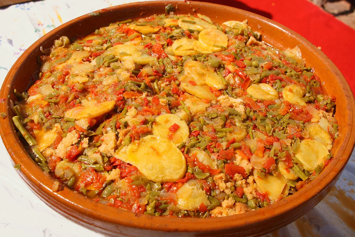 Sopa perota, zuppa tradizionale con pane, peperoni e aglio di Álora