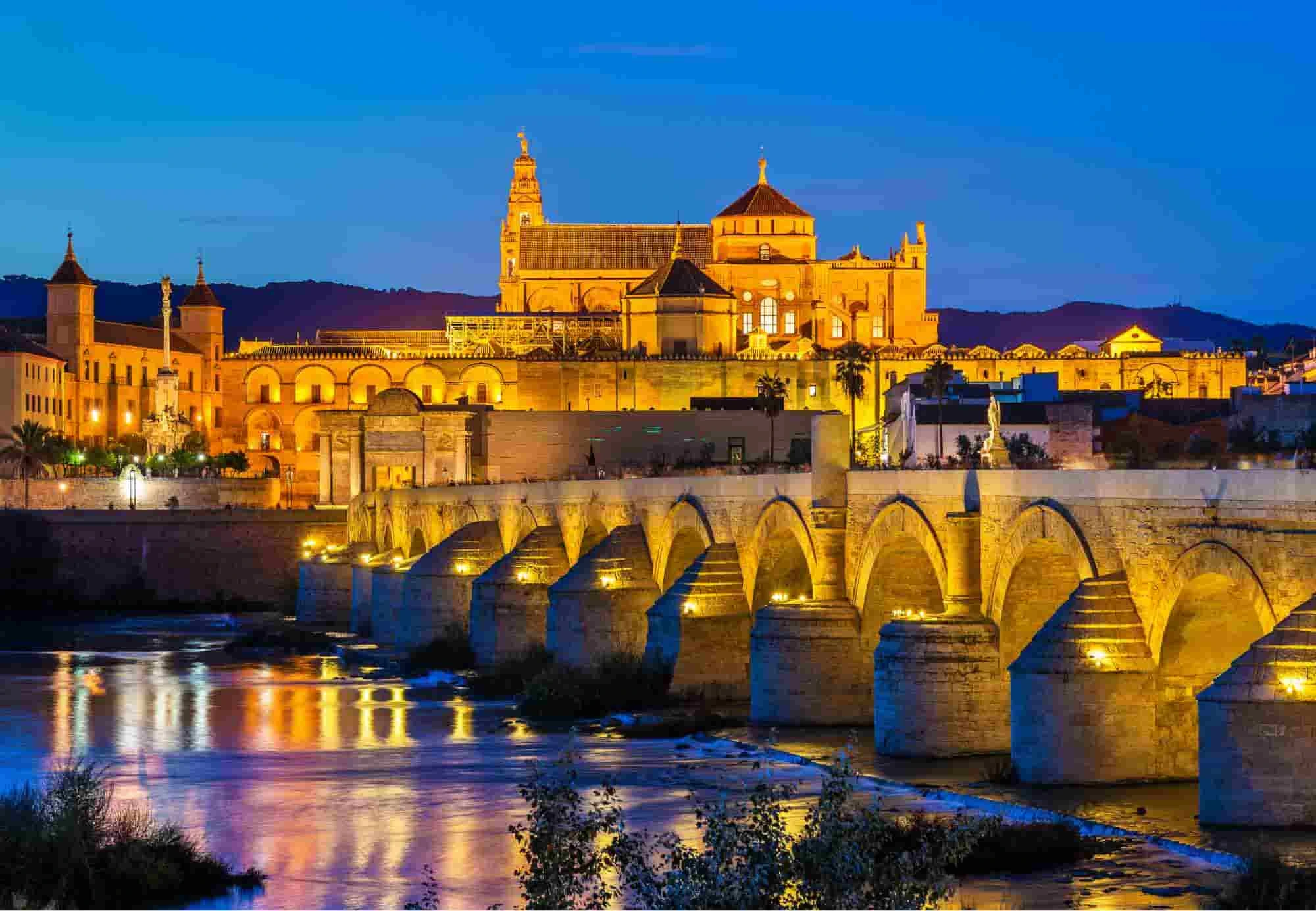 Uitzicht op de Roman Bridge van Córdoba 's nachts
