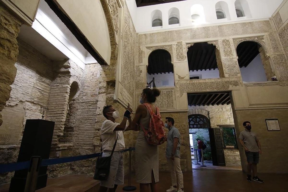 Tourists visiting the Córdoba Synagogue