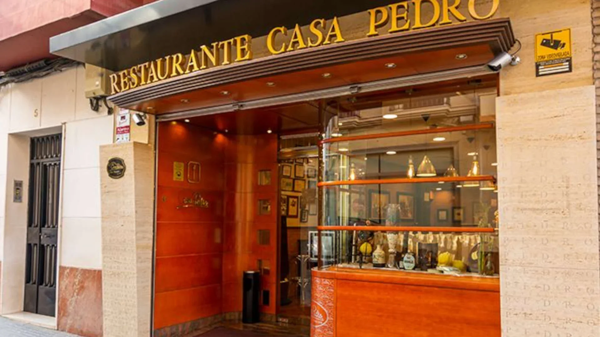 Fasad av restaurang Casa Pedro i Puente Genil, Córdoba