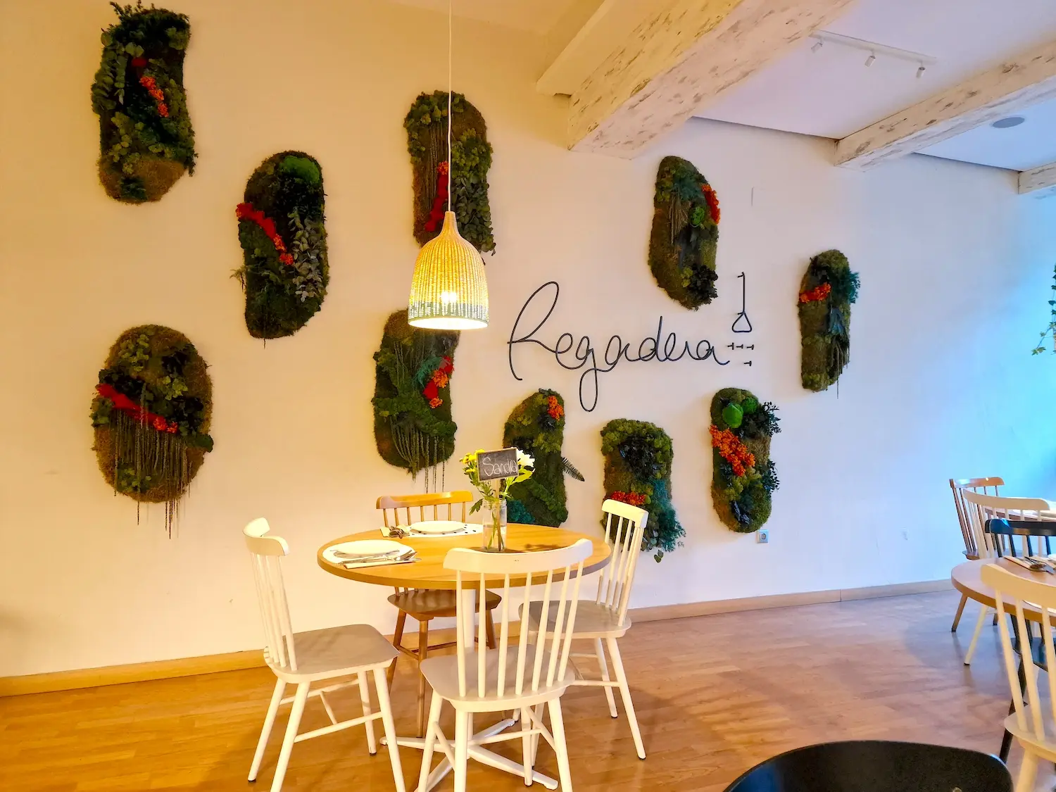 Indendørs spisesal på restaurant Regadera i Córdoba