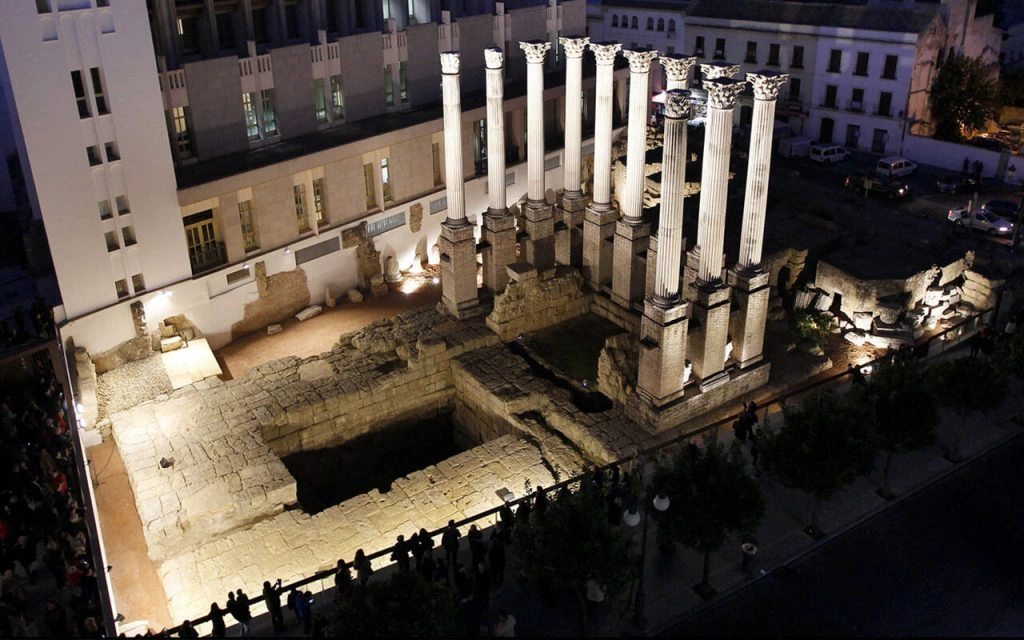 Vue aérienne du temple romain de Córdoba la nuit