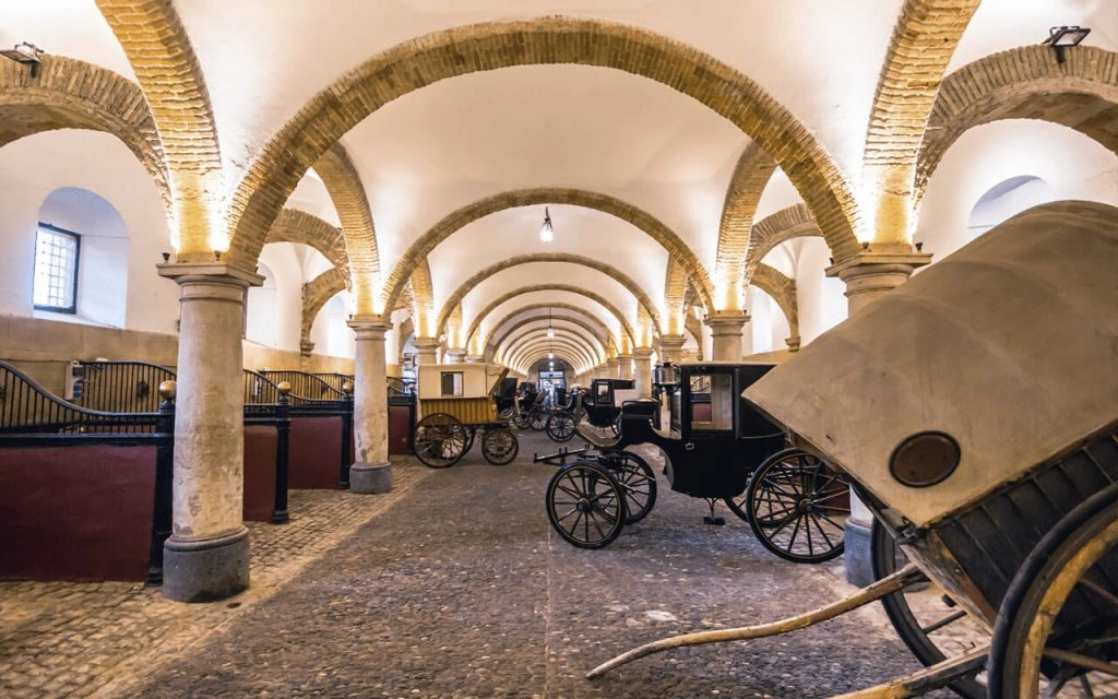 Carros de caballos en el interior de las Caballerizas Reales de Córdoba