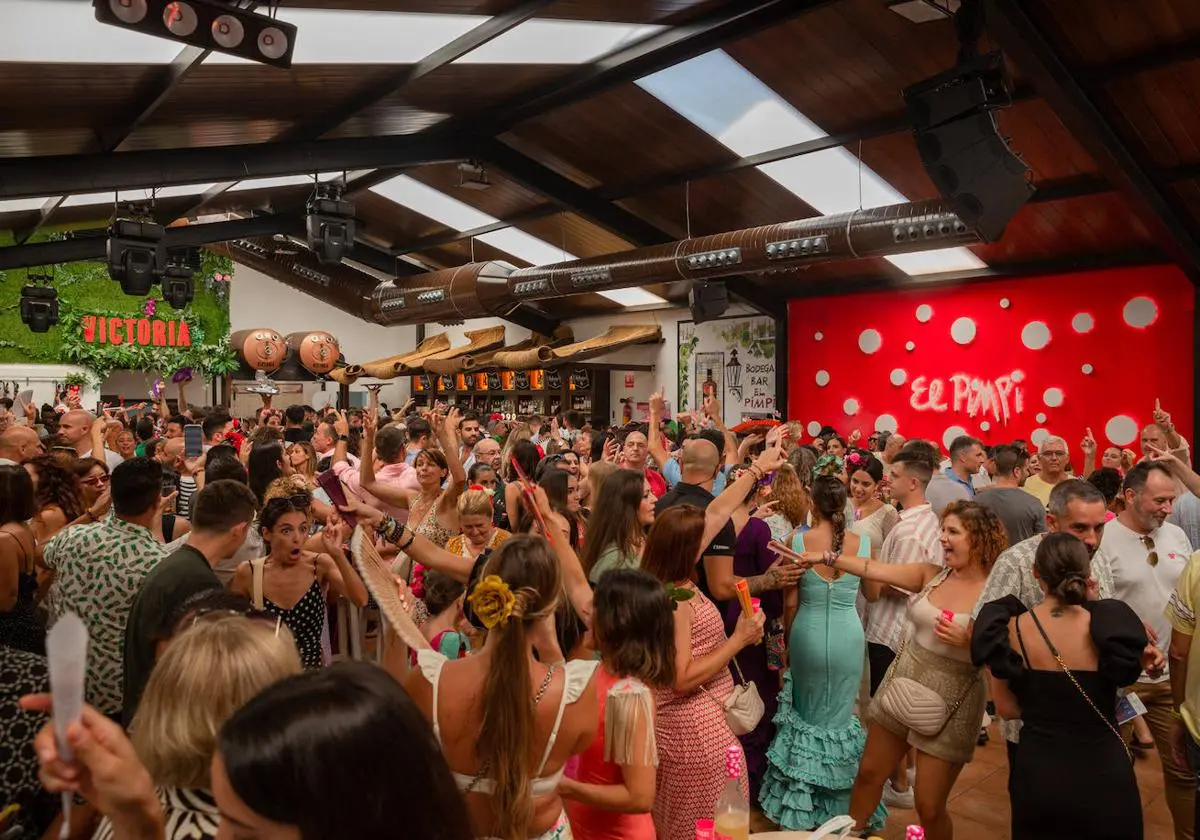 Inne i El Pimpi-boden på Feria de Málaga