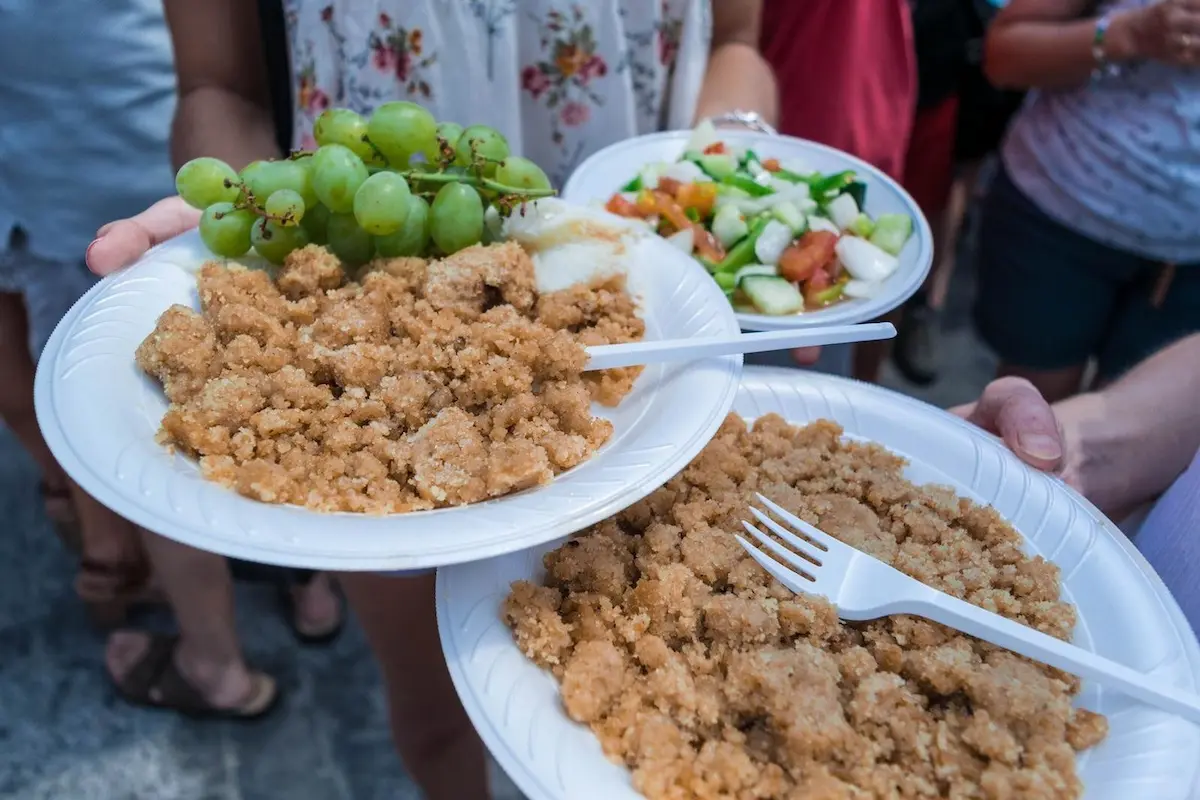 Winogrona i migas, przykłady wspaniałej gastronomii Cómpeta
