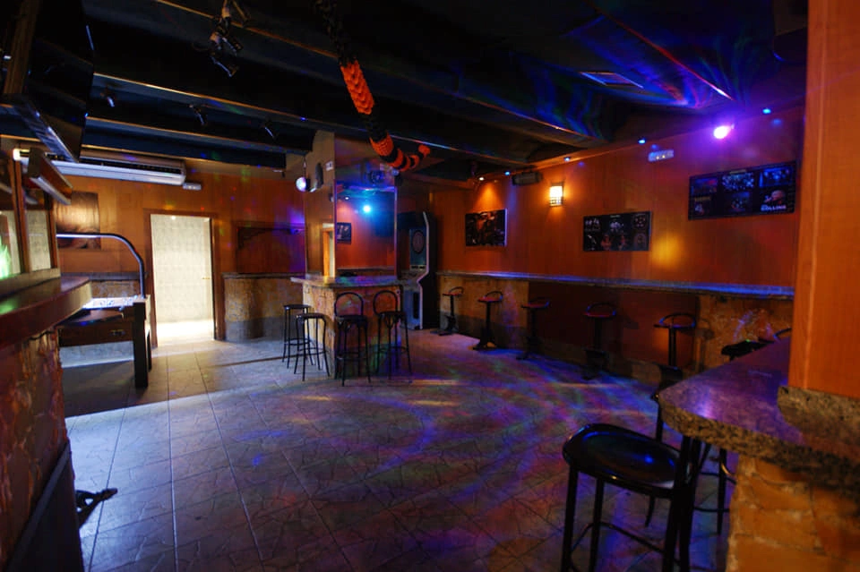 Vis l’ambiance du Humberto’s Karaoke, musique et verres à Cordoba