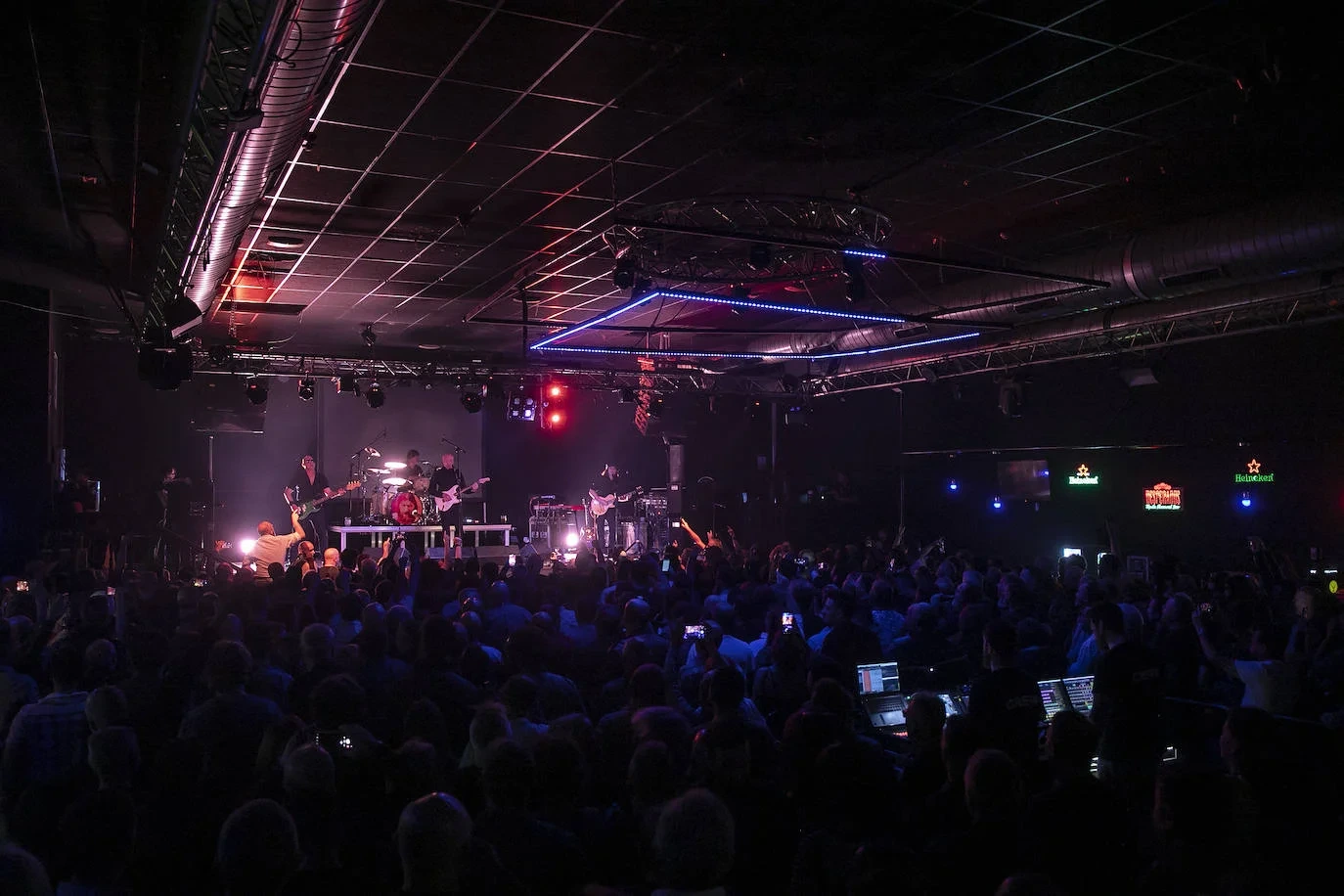Føl energien fra live musik på M100, et ikonisk spillested i Córdoba