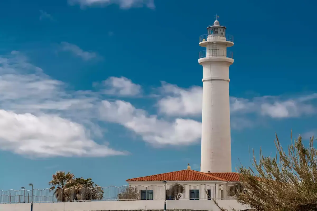 Ikoniczna latarnia morska w Torrox Costa