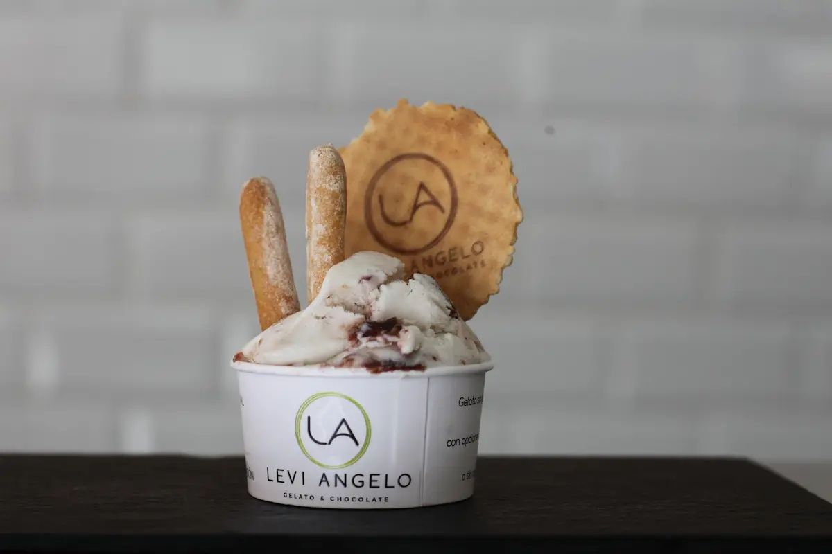 Kubeczek lodów z Levi Angelo Gelato & Chocolate