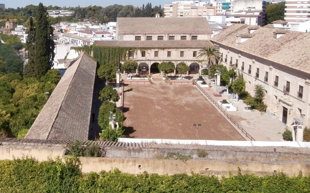 Luftaufnahme der Außenbahn der Caballerizas Reales in Córdoba