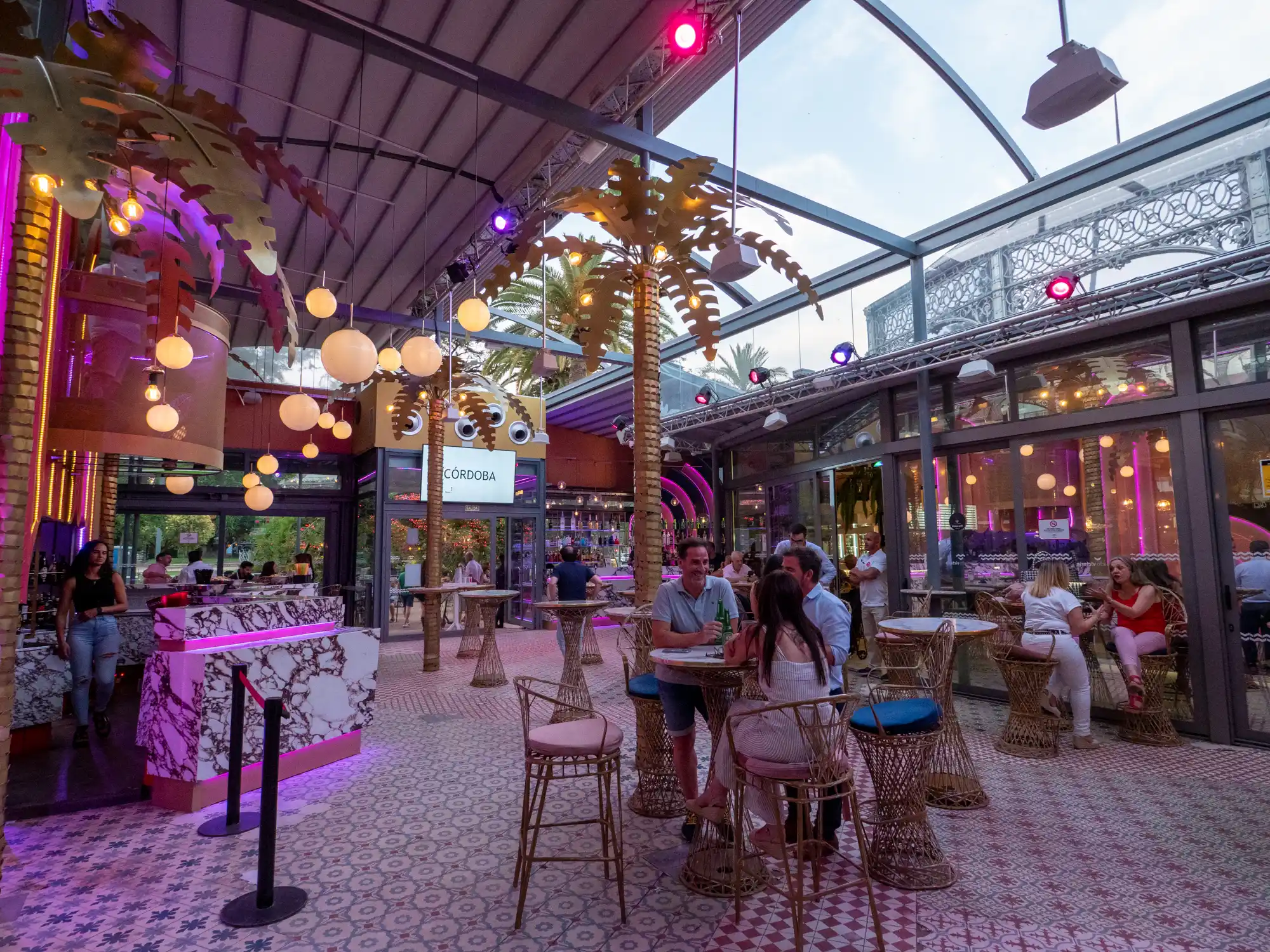 Nyd eftermiddagshyggen på Mercado Victoria med tapas og drinks