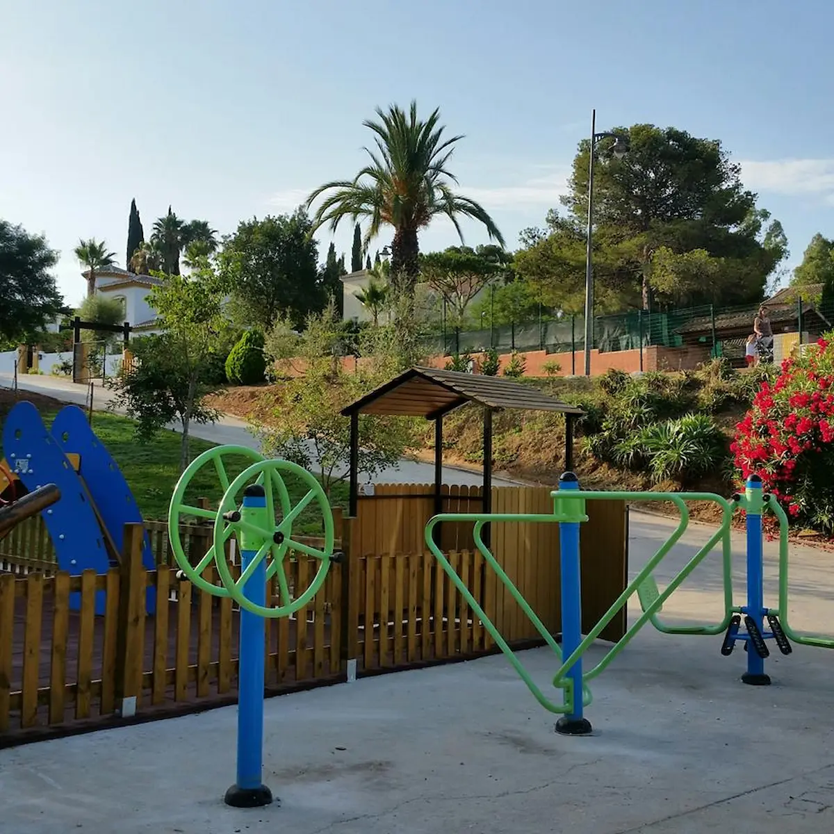 Plenerowe maszyny do ćwiczeń w Parque de España