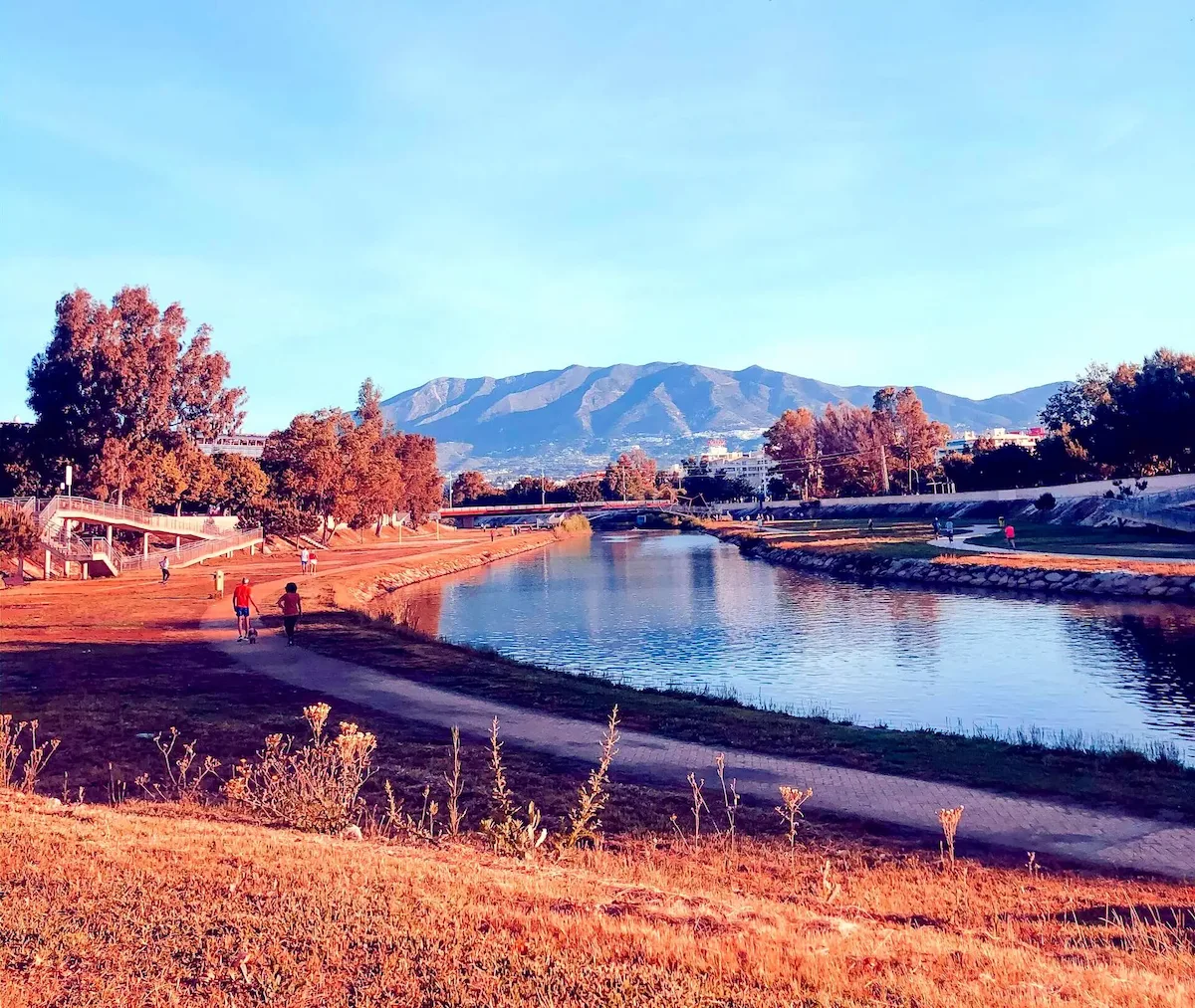 Park rzeczny nad rzeką Fuengirola, idealny na popołudniowy wypoczynek