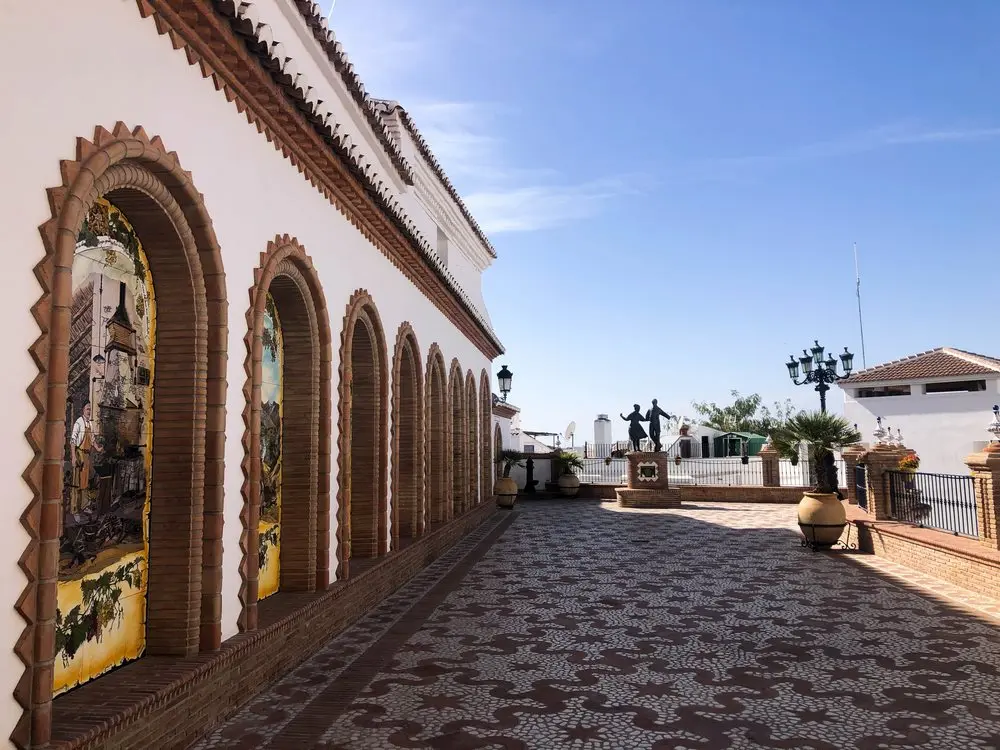 Paseo de las Tradiciones, ozdobiony obrazami i mozaikami