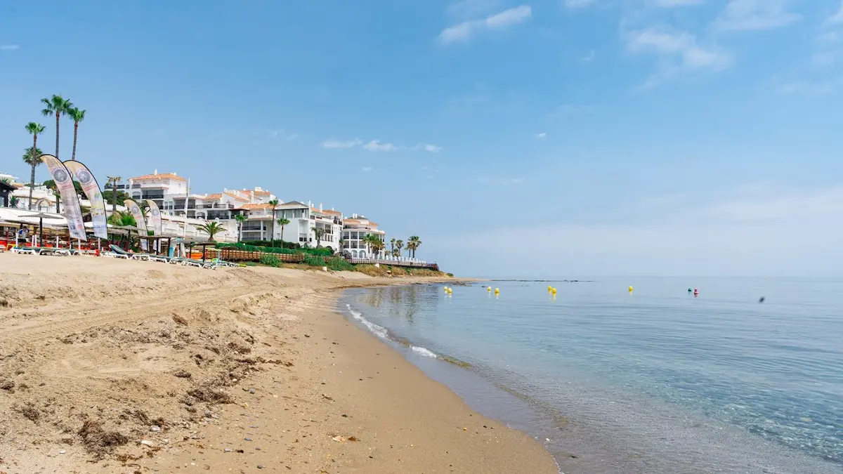 Plaża Calahonda (Mijas) z pięknym bezchmurnym niebem