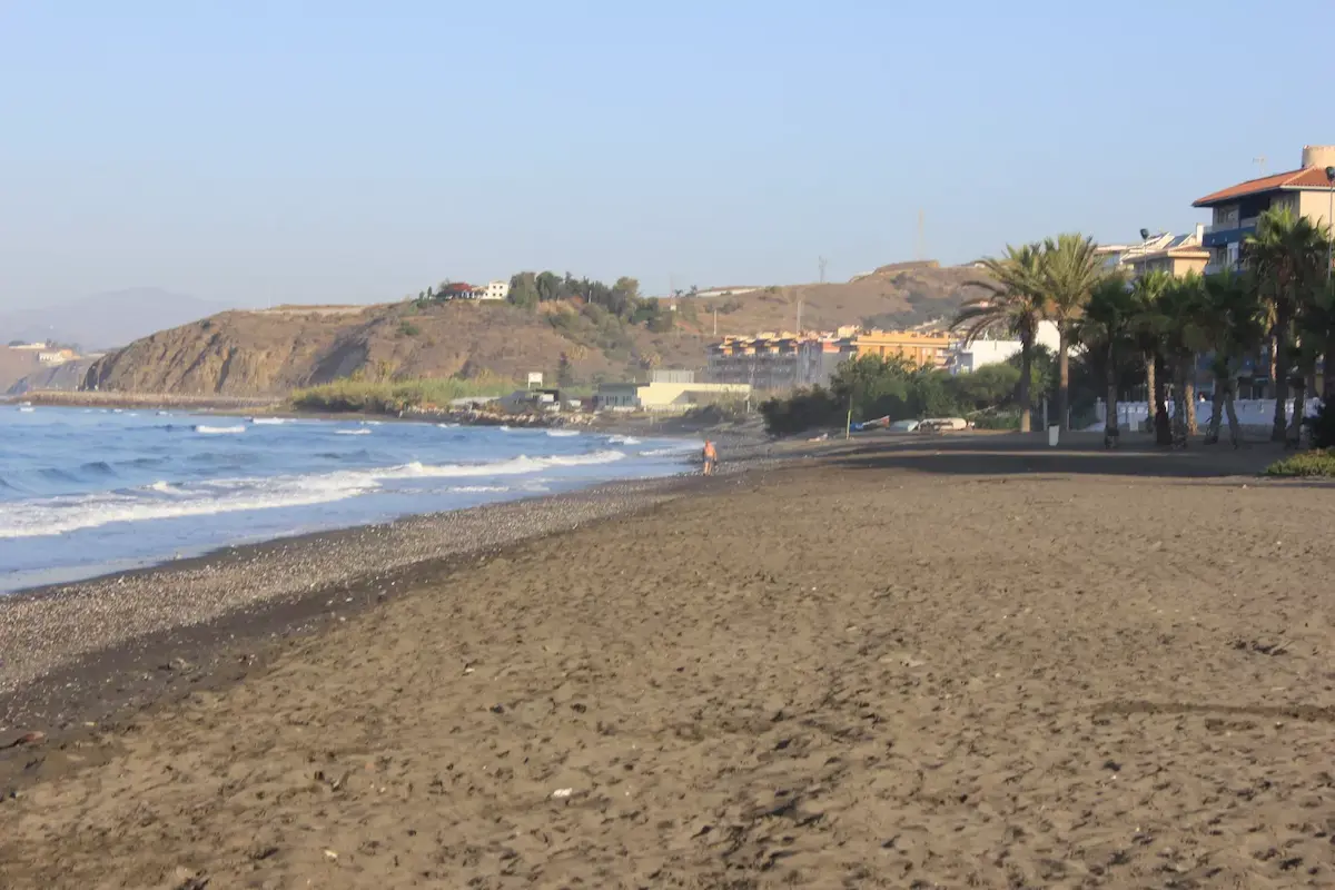 Słynna plaża El Morche w Torrox Costa