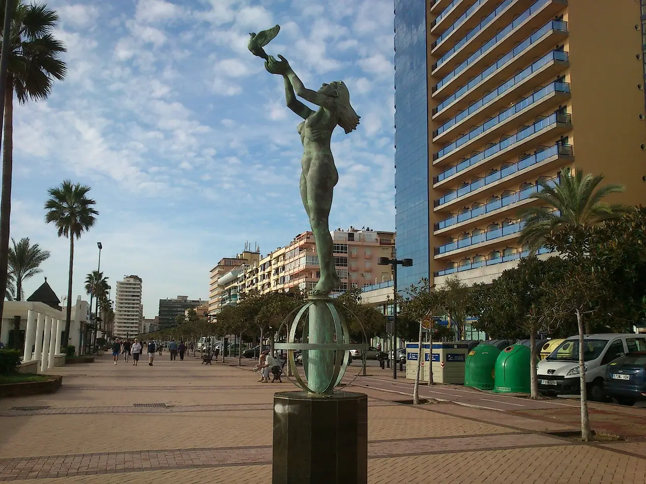 Pomnik turysty na promenadzie w Fuengirola