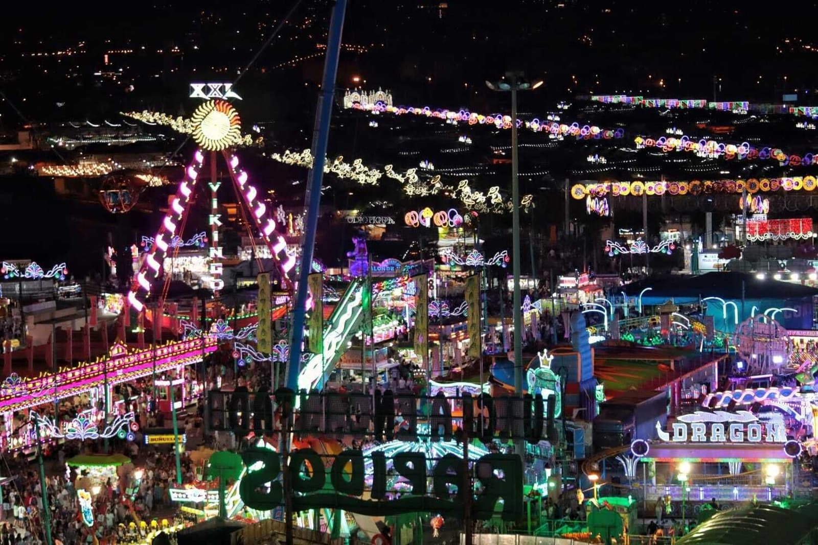 Widok z lotu ptaka na atrakcje Feria de Málaga