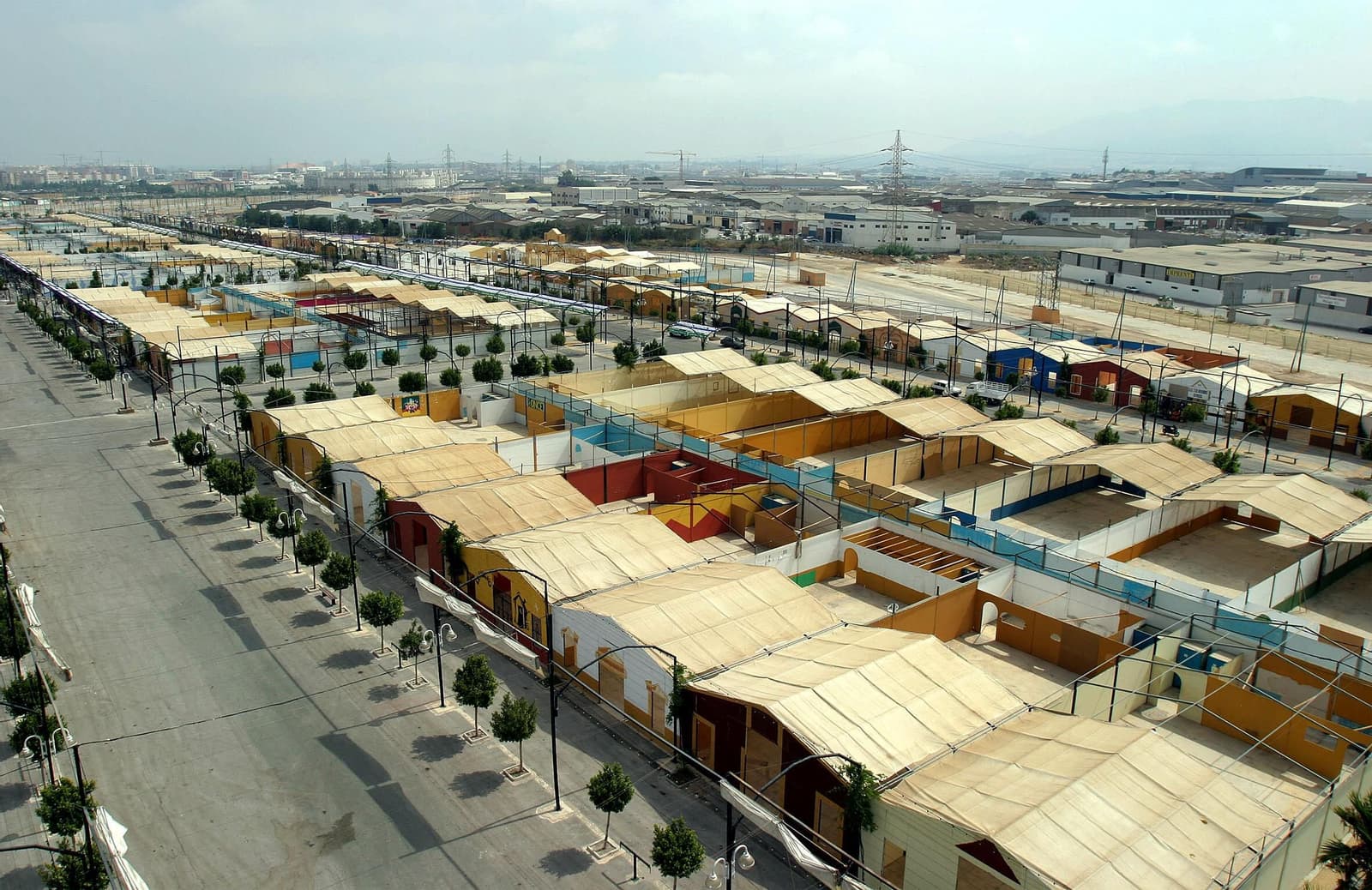 Widok z lotu ptaka na stoiska na terenie Feria de Málaga