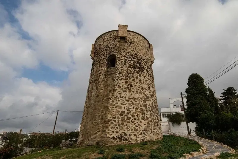 Jedna z wież strażniczych w Torrox Costa