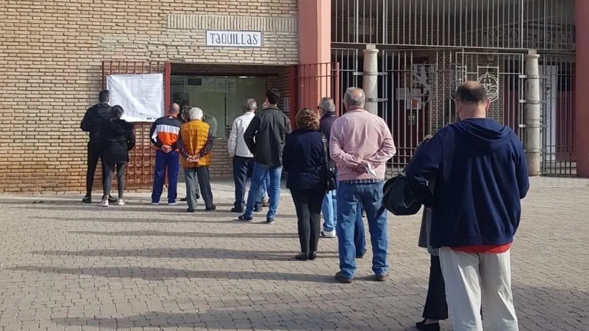Queue to buy tickets at the Córdoba Bullring box office
