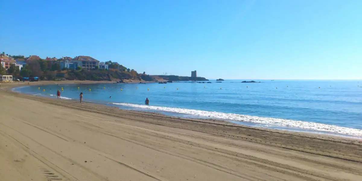 Położona w centrum miejskim, plaża Algarrobo Costa oferuje atrakcje rekreacyjne
