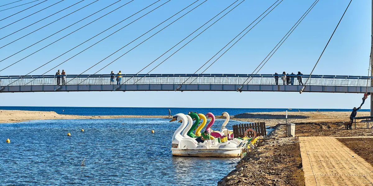 Szeroka plaża Santa Amalia