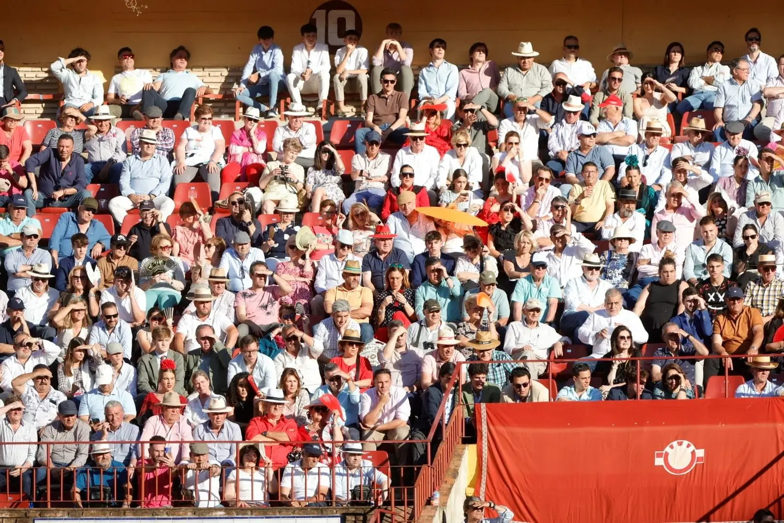 Public dans les gradins pendant la Foire Taurine