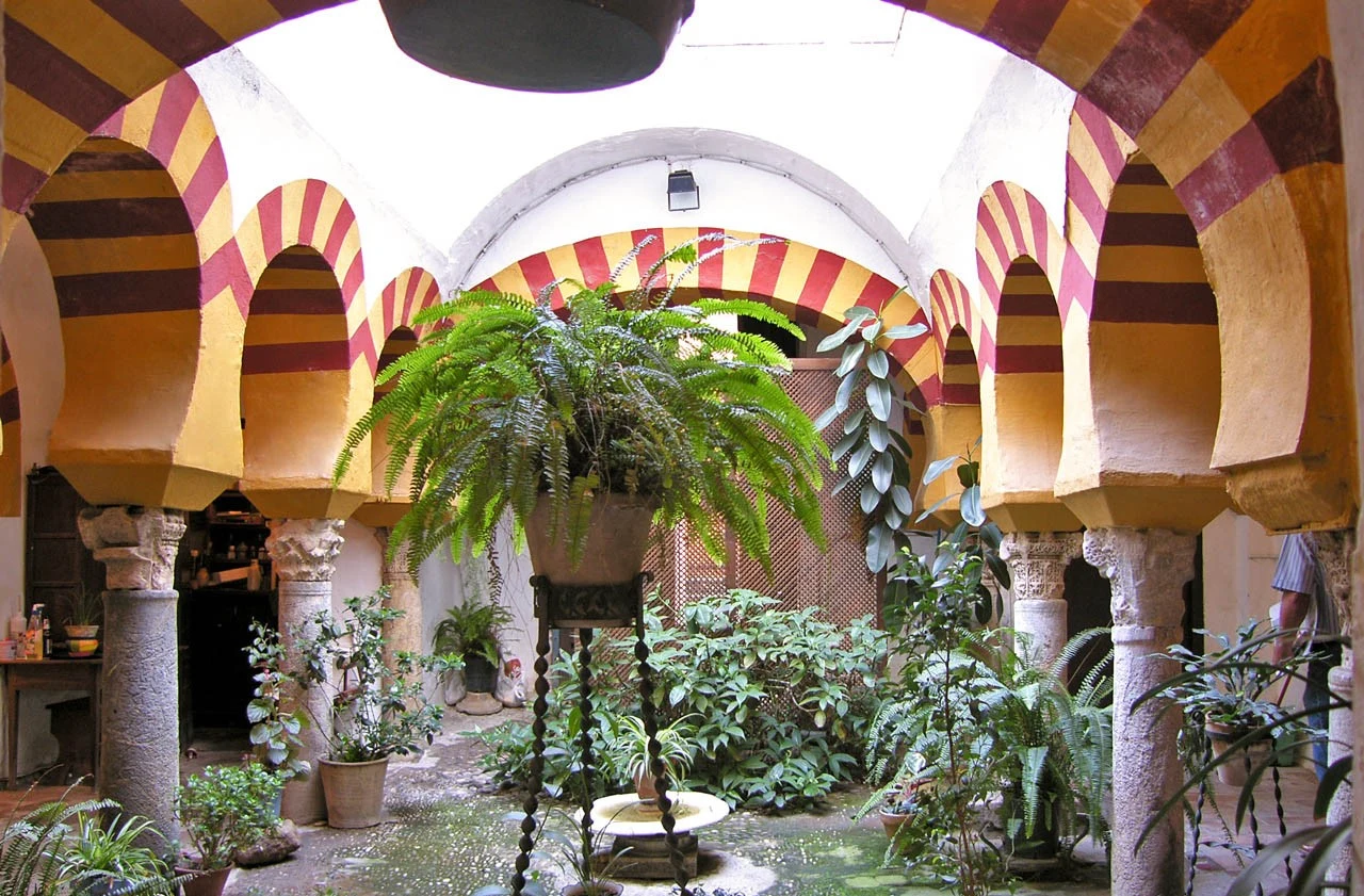 Wnętrze arabskich łaźni Santa María w Cordoba