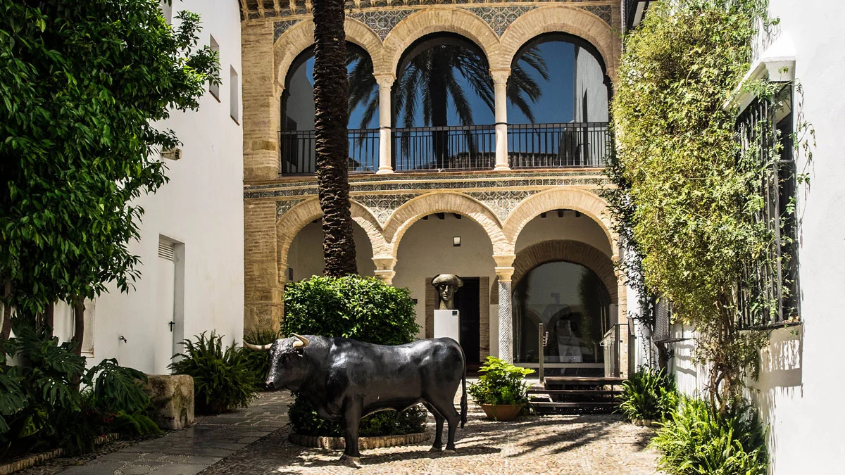 Estatua de un toro en el exterior del Museo Taurino en Córdoba