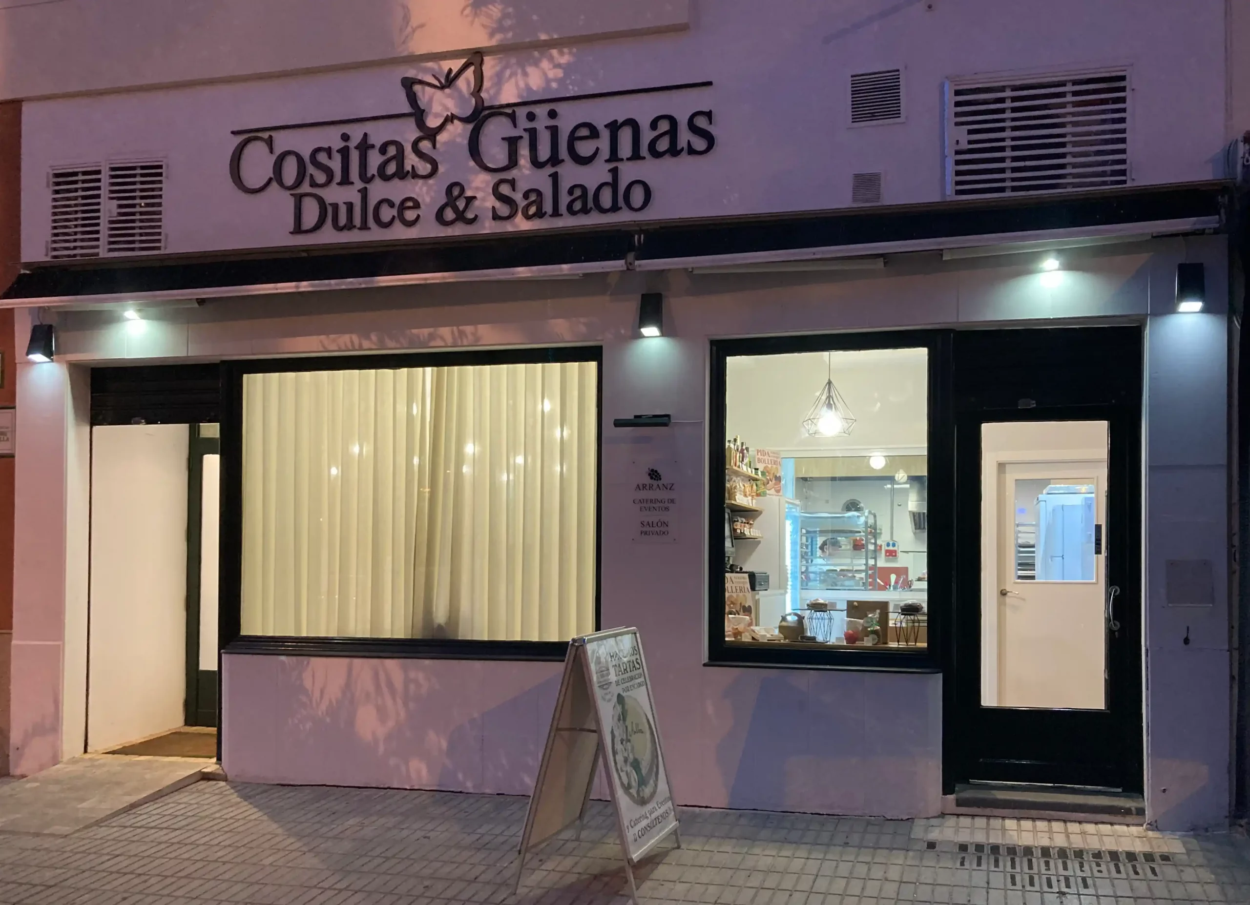 Facade of the bakery 'Cositas Güenas Dulces & Salados' in Córdoba