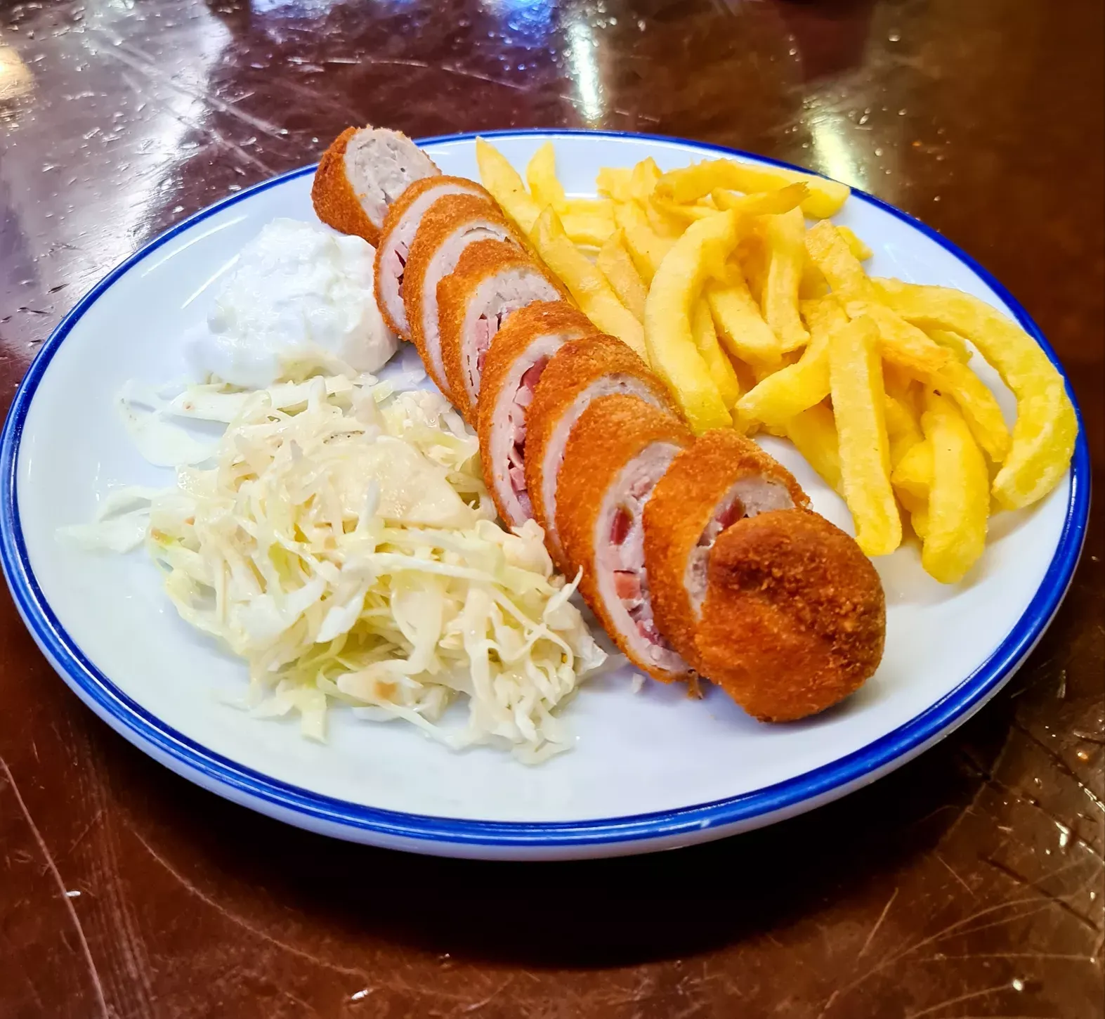 Glutenfreier Lenden- und Schinken-Flamenquín in der Sociedad Plateros María Auxiliadora