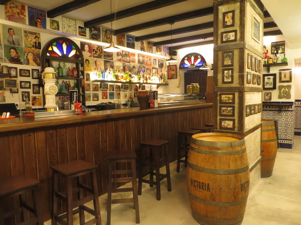 Bar La Tranca, z dekoracjami typowymi dla hiszpańskiej kultury