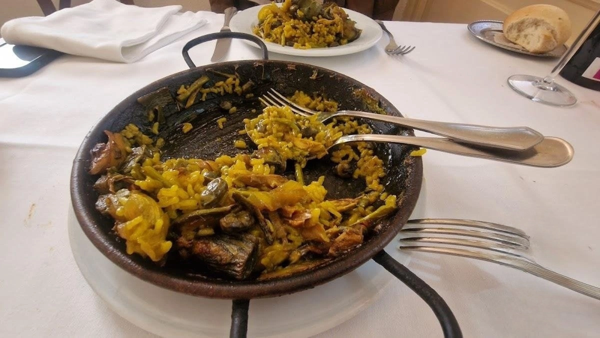 Share a delicious paella with friends at Astoria Casa Matías restaurant