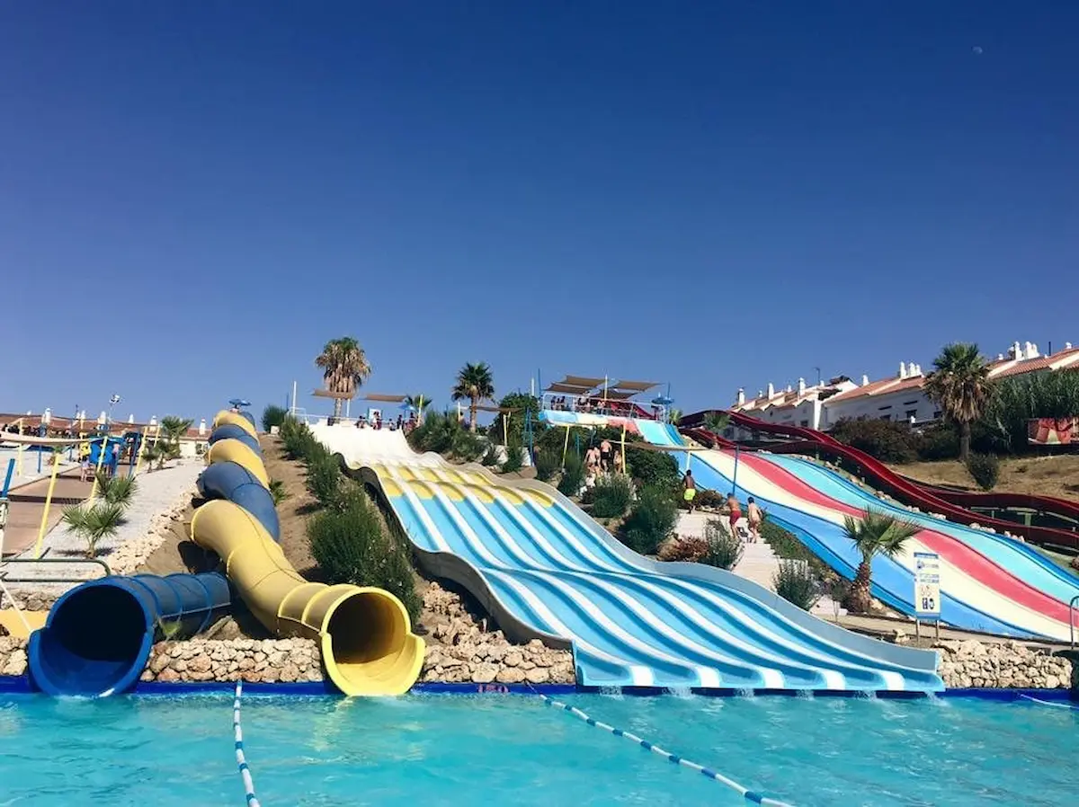 Zjeżdżalnie niektórych atrakcji w Aquavelis w Torre del Mar