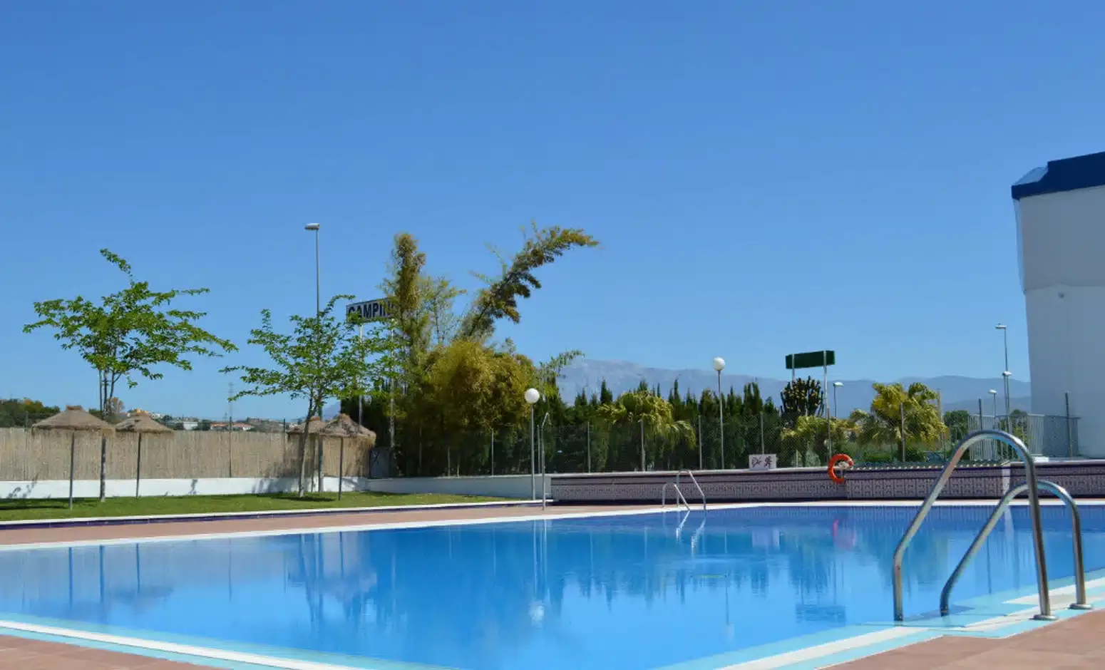 Date un baño en la piscina del Camping Almayate Costa