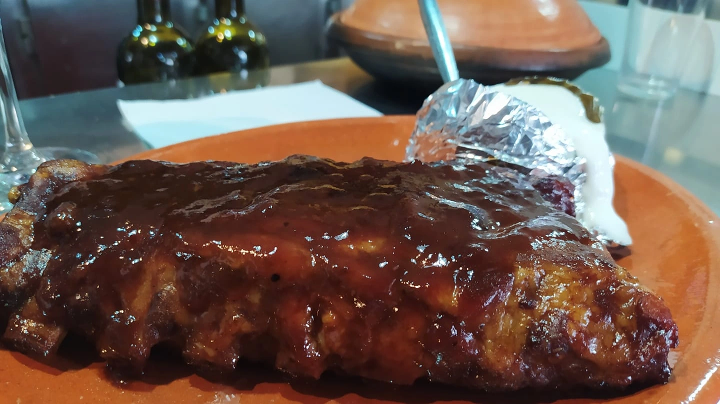 Grillet kød på restaurant La Barra de Lola i Vélez-Málaga