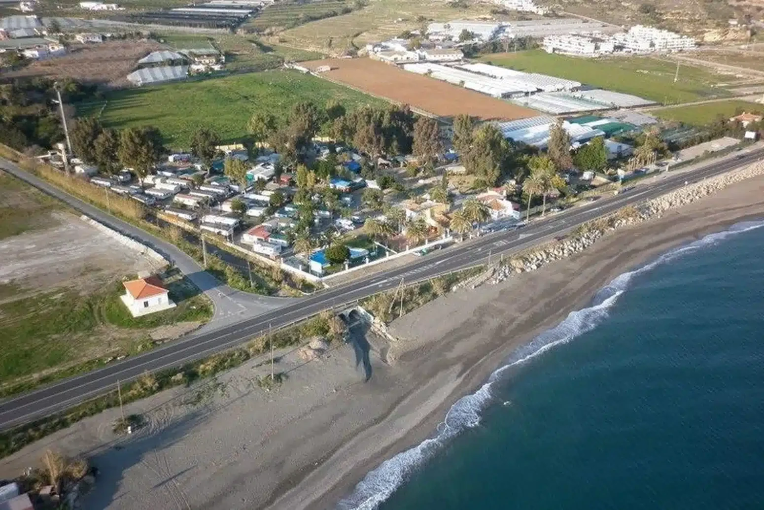Luchtfoto van Camping Valle Niza naast het strand