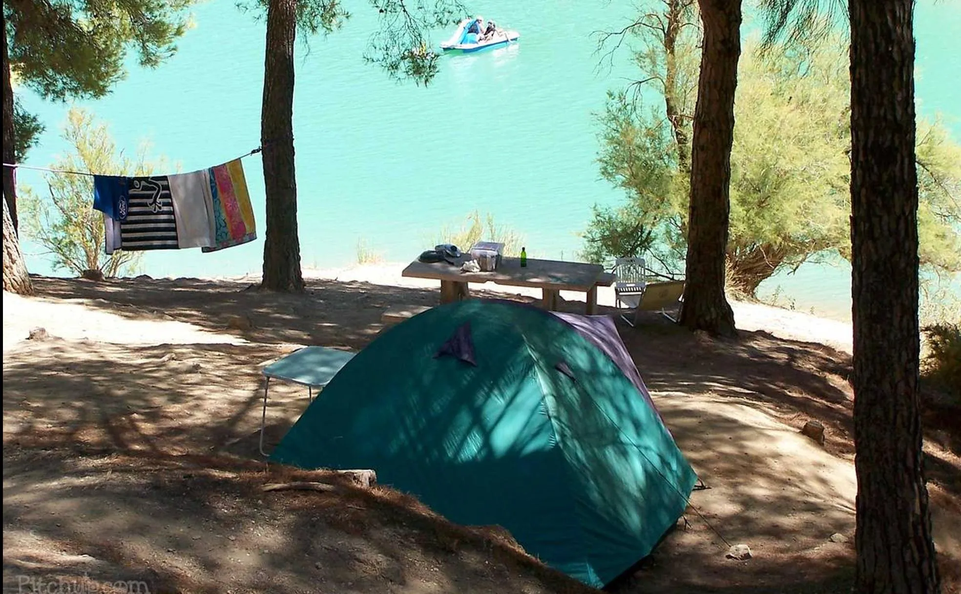 Personas haciendo camping a pie de playa