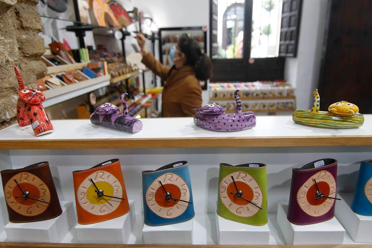 Productos de artesanía en el Zoco Municipal de Artesania