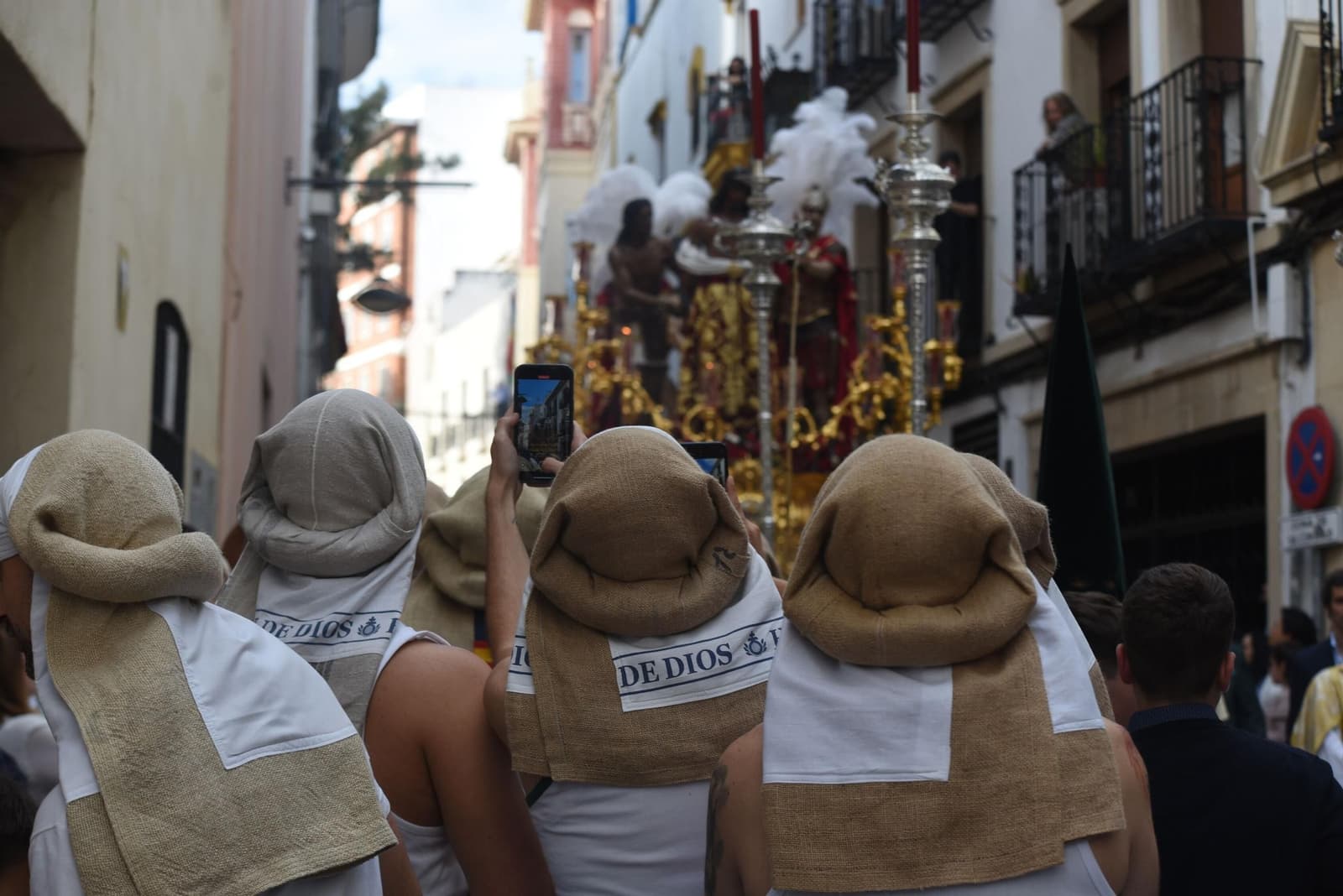 Costaleros som tittar på Jesús av Smärtas paso i Córdoba