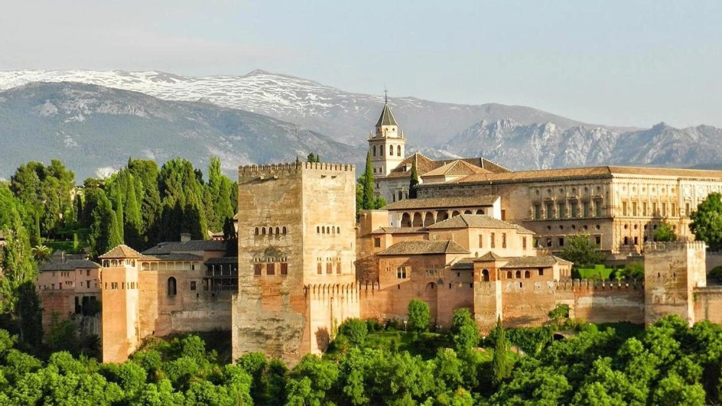 Visit Granada from Córdoba and be captivated by the Alhambra