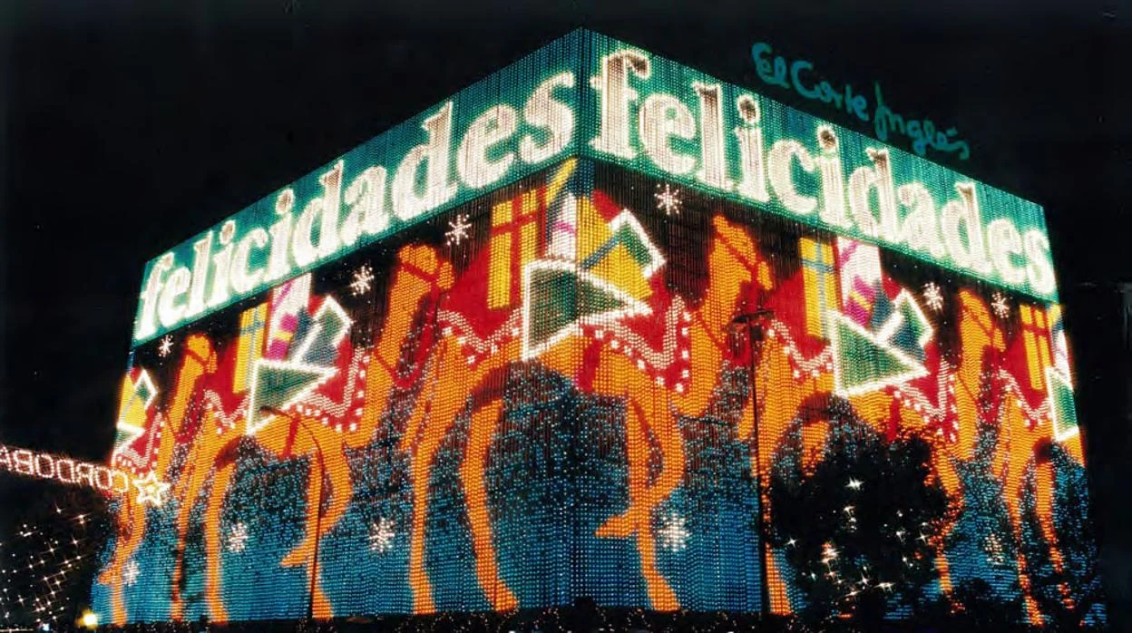 Fachada navideña del Corte Inglés en Ronda de los Tejares