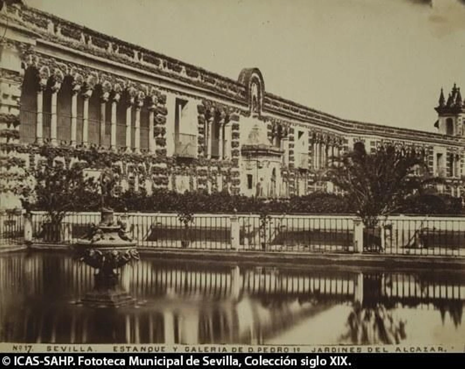 Fotografia z XIX wieku w ogrodach Alcazaru w Sevilla